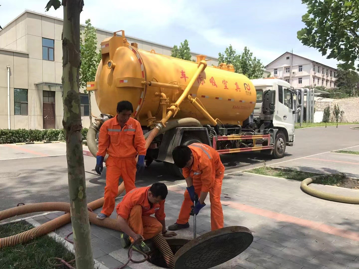 湛江管道疏通车停在窨井附近